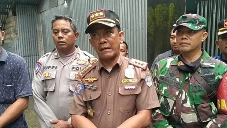 Satuan Polisi Pamong Praja Pasaman Barat saat menutup rumah yang diduga dijadikan tempat prostitusi di Jambak, Kecamatan Pasaman. (Antara/Altas Maulana)