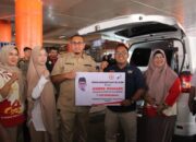 Andre Rosiade Serahkan Dua Unit Ambulans di Kota Padang