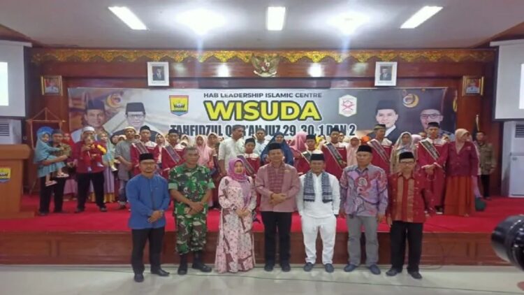 Wali Kota Pariaman, Sumbar Genius Umar dan Pembina Yayasan Leadership Islamic Center (HaB) berfoto bersama dengan para hafidz yang diwisuda hari ini. (ANTARA/ist)