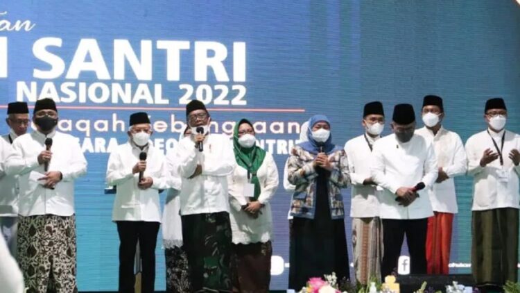 Menkopolhukam Mahfud MD bersama Wapres Ma'ruf Amin menghadiri acara selawat dalam rangka Peringatan Hari Santri Nasional 2022 Halaqah Kebangsaan di Kantor Kemenkopolhukam, Jakarta, Jumat (21/10/2022). (ANTARA/HO-Humas Kemenko Polhukam)