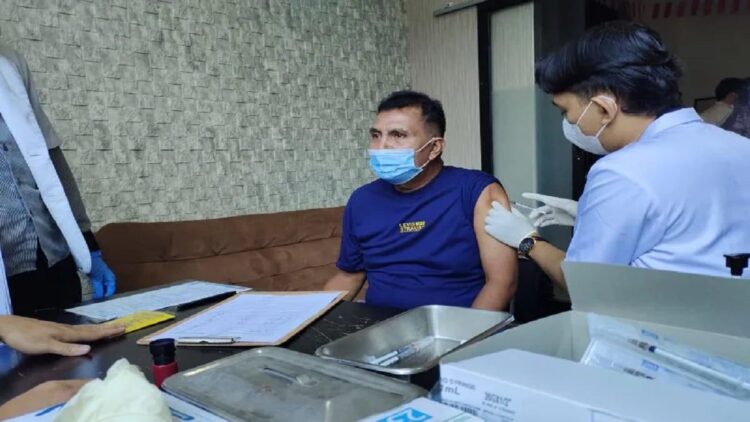Penyuntikan vaksin meningitis oleh petugas Kantor Kesehatan Pelabuhan Panjang kepada masyarakat yang hendak melaksanakan umrah. ANTARA/Ruth Intan Sozometa Kanafi.