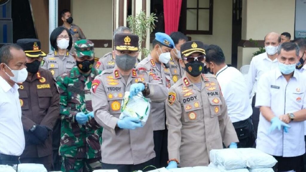 Irjen Pol Teddy saat konpers penangkapan sabu 41 Kg di Bukittinggi