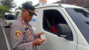 Kapolsek Koto Tangah periksa surat kendaraan di batas Padang-Pariaman dalam Operasi Zebra Singgalang 2022