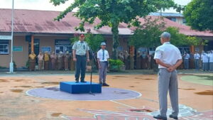 Kepala Pelaksana BPBD Agam, Bambang Warsito sebagai pembina upacara di SMAN 2 Lubukbasung, Senin (24/10). (Antara/HO-Dok BPBD Agam)