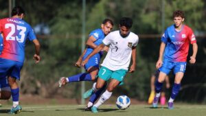 Marselino Ferdinan melewati tiga pemain tim lokal saat ujicoba melawan Timnas U-20 Indonesia
