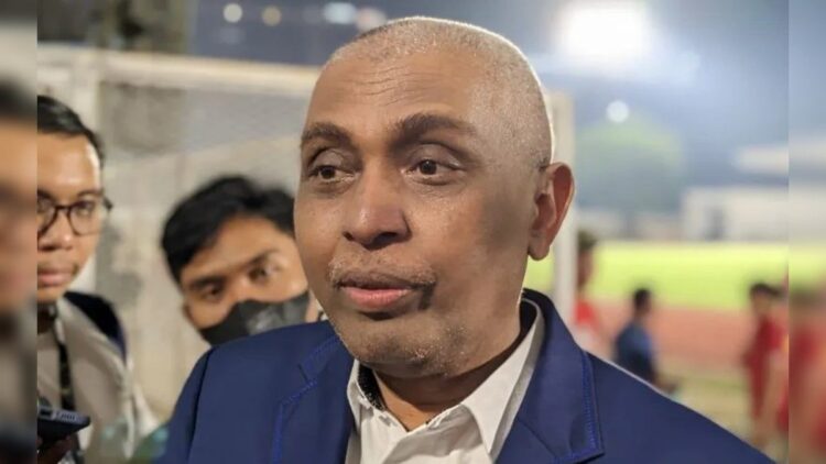 Anggota Komite Eksekutif (Exco) PSSI Ahmad Riyadh memberikan keterangan kepada pewarta terkait Gugus Tugas Transformasi Sepak Bola Indonesia di Stadion Madya Gelora Bung Karno, Jakarta, Selasa (18/10/2022). (ANTARA/Michael Siahaan)