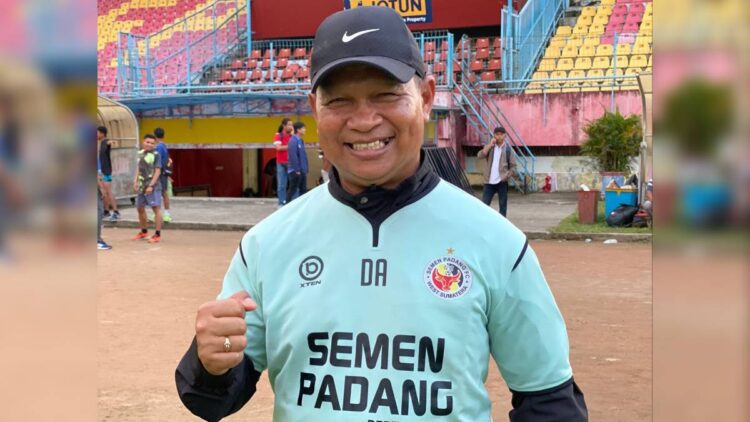 Pelatih Semen Padang FC Delfiadri saat latihan Rabu sore