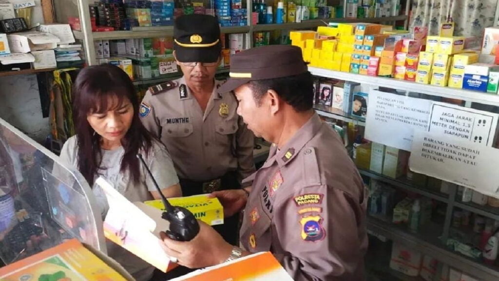 Polsek Luki sidak apotek terkait isu obat penyebab ginjal akut