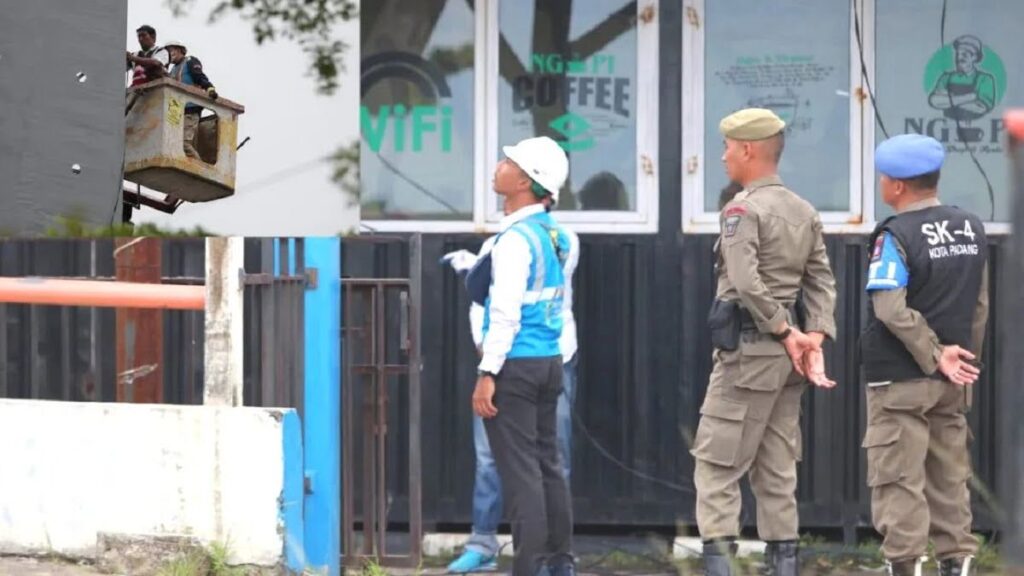 Satpol PP Padang putus aliran listrik ilegal di Pantai Padang