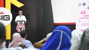 Direktur Operasi PT Semen Padang, Indrieffouny Indra memberikan kata sambutan saat pembukaan sosialisasi aplikasi Nabuang Sarok kepada sekolah-sekolah di Kota Padang yang diselenggarakan di Gedung Serba Guna PT Semen Padang, Kamis (6/10/2022)