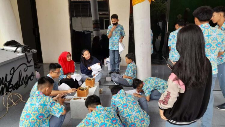 Siswa SMA belajar batik di PKD 2022