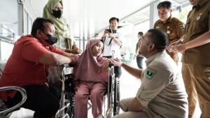 Wagub Sumbar temui salah seorang pasien saat sidak RSAM Bukittinggi