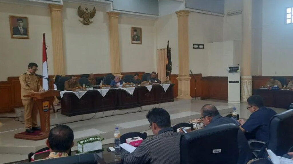 Wali Kota Pariaman, Sumbar Genius Umar menyampaian Nota Penjelasan Wali Kota Pariaman tentang Ranperda APBD 2023 pada sidang paripurna di Pariaman, Senin. (ANTARA/Aadiaat M. S.)