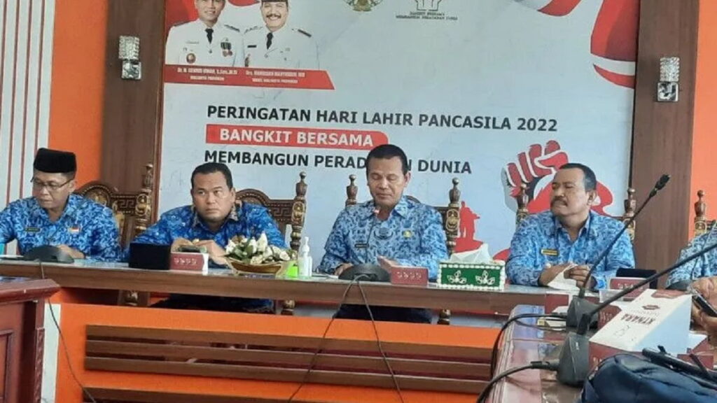 Wali Kota Pariaman, Sumbar Genius Umar (tengah) sedang memaparkan realisasi programnya bersama Wakil Wali Kota Pariaman Mardison Mahyuddin saat jumpa pers terkait refleksi empat tahun kepemimpinannya bersama Mardison Mahyudin di Pariaman sebagai wali kota dan wakil wali kota. (ANTARA/Aadiaat M. S.)