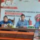 Wali Kota Pariaman, Sumbar Genius Umar (tengah) sedang memaparkan realisasi programnya bersama Wakil Wali Kota Pariaman Mardison Mahyuddin saat jumpa pers terkait refleksi empat tahun kepemimpinannya bersama Mardison Mahyudin di Pariaman sebagai wali kota dan wakil wali kota. (ANTARA/Aadiaat M. S.)