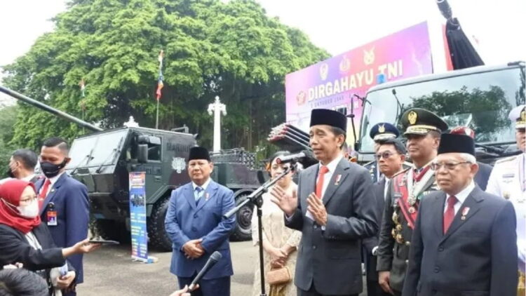 Presiden Jokowi memberikan keterangan pers setelah memimpin upacara HUT ke-77 TNI di kawasan Istana Merdeka, Jakarta, Rabu (5/10/2022). (ANTARA/Indra Arief Pribadi)