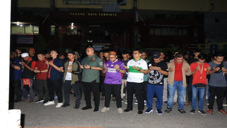 Penasihat tim Semen Padang FC Andre Rosiade mengikuti shalat gaib bersama ribuan suporter dari berbagai perkumpulan suporter di Kota Padang, Rabu (5/10/2022) malam di GOR H Agus Salim (GHAS) Padang. (IST)