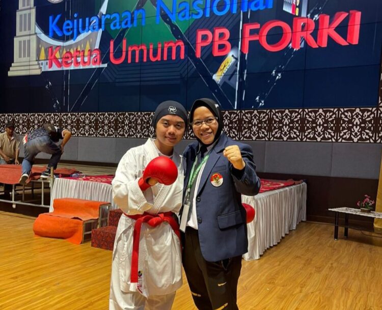 Atika Suri Fadillah, atlet karate Sumatera Barat yang tergabung dalam Kontingen FORKI Sumbar A  meraih medali emas Kejurnas Karate 2022 di Padang. (IST)