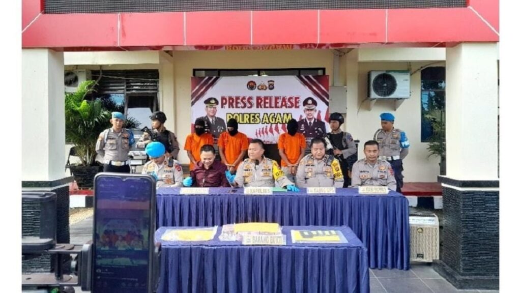 Polres Agam menyampaikan keterangan pers terkait pengungkapan kasus perampokan pedagang emas di Agam. (IST)