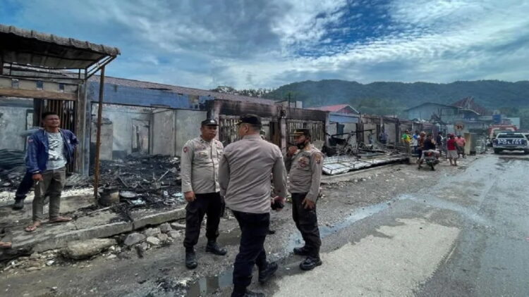 Petugas kepolisian mengecek kondisi sejumlah rumah warga yang rusak akibat gempa yang terjadi di kawasan Pahae Jae, Tapanuli Utara, Sumatra Utara, Sabtu (1/10/2022). ANTARA/HO-Humas Polres Tapanuli Utara/wpa/tom.