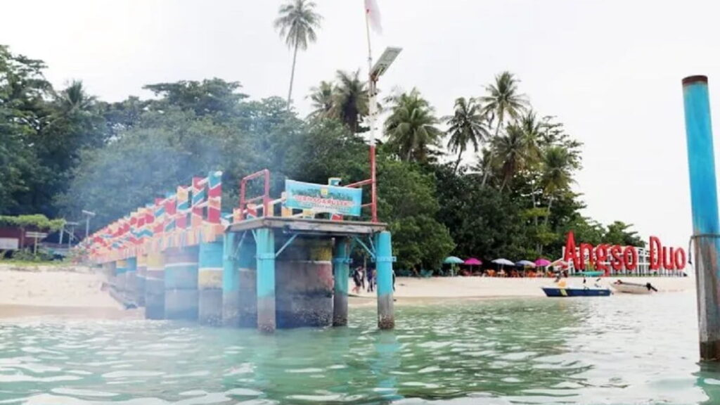 Kondisi dermaga apung di Pulau Angso Duo, Kota Pariaman, Sumbar akibat cuaca buruk yang menerjang daerah itu pada awal Oktober. (ANTARA/HO-Diskominfo Pariaman)