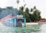 Kondisi dermaga apung di Pulau Angso Duo, Kota Pariaman, Sumbar akibat cuaca buruk yang menerjang daerah itu pada awal Oktober. (ANTARA/HO-Diskominfo Pariaman)