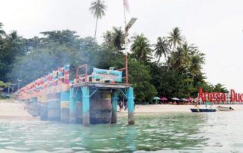 Kondisi dermaga apung di Pulau Angso Duo, Kota Pariaman, Sumbar akibat cuaca buruk yang menerjang daerah itu pada awal Oktober. (ANTARA/HO-Diskominfo Pariaman)