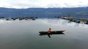 Nelayan sedang berada di keramba jaring apung Danau Maninjau. (Antara)