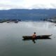 Nelayan sedang berada di keramba jaring apung Danau Maninjau. (Antara)