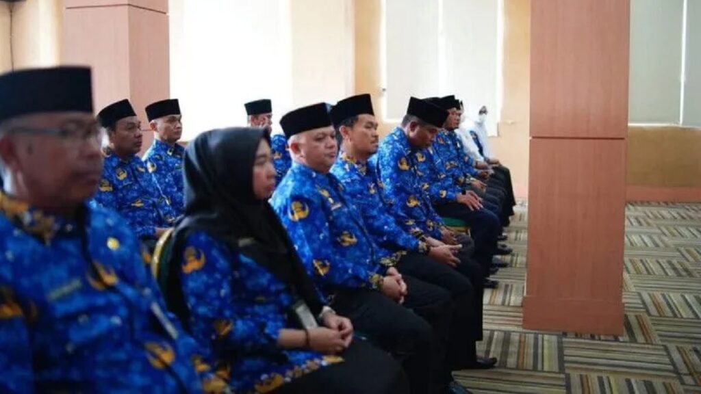 Pejabat tinggi pratama dan pejabat administrator saat akan dilantai Bupati Sutan Riska Tuanku Kerajaan, di Aula Lantai II Kantor Bupati Dharmasraya, Jumat (28/10). (Antara/HO-Kominfo Dharmasraya)