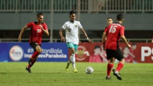 Gelandang Timnas U17 melewati pemain Palestina dalam lanjutan Kualifikasi Piala Asia 2023. Indonesia menang 2-0.