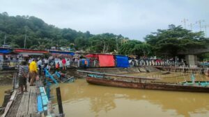 Pembersihan bangkai kapal di Batang Arau