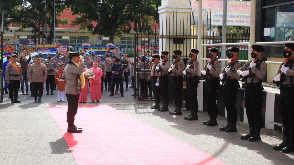 Penghormatan untuk Kapolda Sumbar Irjen Pol Suharyono saat sampai di Mapolda