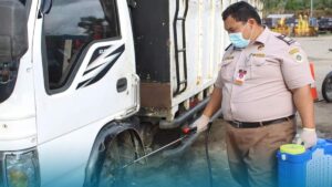 Penyemprotan desinfektan untuk kendaraan yang masuk Pelabuhan Bungus