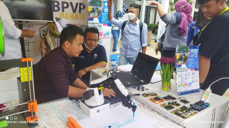 Robot menulis karya BBPVP Bekasi di KKIN VIII 2022 Padang