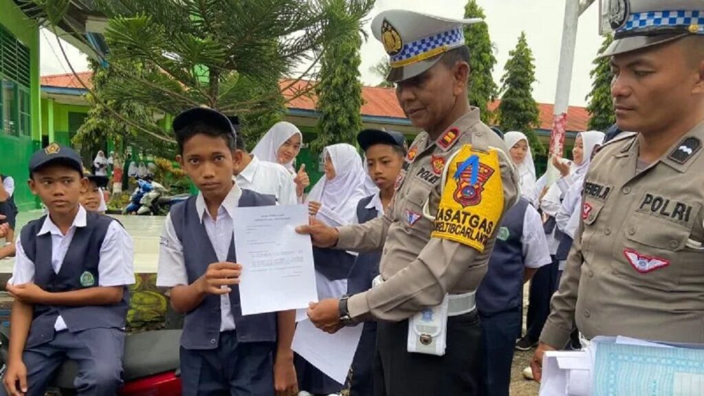 Kasat Lantas Polres Agam Iptu Aprisman Sural memberikan teguran ke siswa MTsN 9 Agam, Senin (9/10). (Antara/HO-Dok Kasat Lantas)