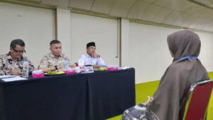 Tiga komisioner Bawaslu Kabupaten Padang Pariaman, Sumbar mewawancarai salah seorang calon Panwascam di Pariaman. (ANTARA/Aadiaat M. S.)