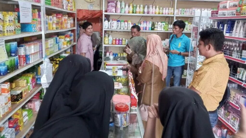 Tim gabungan Pemkab Agam sedang memeriksa lima obat sirup yang dilarang beredar. (Antara/Yusrizal)