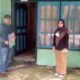Anggota KPU Pasaman Barat Divisi Penyelenggaraan Pemilu Adri saat melakukan verifikasi faktual kepengurusan partai politik, Kamis. (Antara/Atas Maulana)