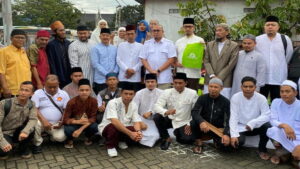 Andre Rosiade dan UAS berbagi sembako di Masjid Mujahidin Padang