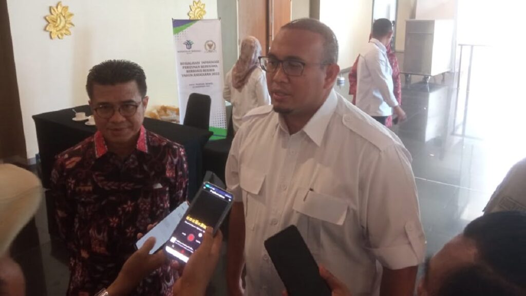 Andre Rosiade saat diwawancarai bersama Kadis DPMPTSP Sumbar Adid Alfikri