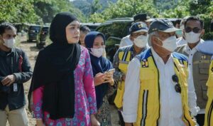 Anggota Komisi V DPR RI, Athari Gauthi Ardi bersama Menteri PUPR Basuki Haldimuljono mengunjungi kawasan rawan longsor di Sitinjau Lauik Kota Padang, Rabu (2/11/2022).