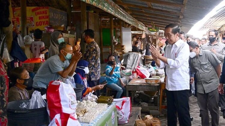 Presiden Joko Widodo menyapa sejumlah pedagang usai membagikan Bantuan Langsung Tunai (BLT) dan sembako di Pasar Malang Jiwan Colomadu, Kabupaten Karanganyar, Jawa Tengah, Senin (21/11/2022). ANTARA/Ho-Biro Pers Setpres/aa.