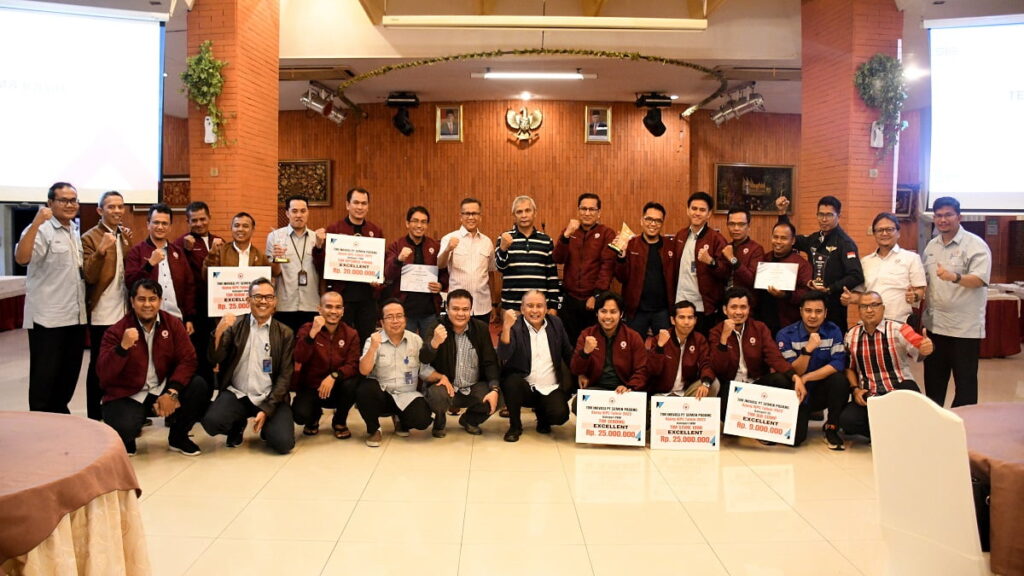 Jajaran Direksi PT Semen Padang bersama sejumlah Staff Pimpinan di lingkungan PT Semen Padang foto bersama dengan lima tim inovasi yang meraih predikat Excellent di ajang IQPC 2022 yang digelar di Bali.