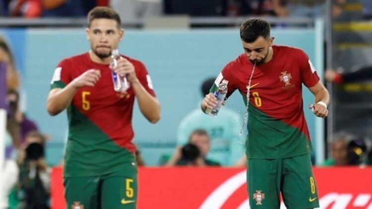 Gelandang Portugal Bruno Fernandes memuntahkan lagi air minumnya