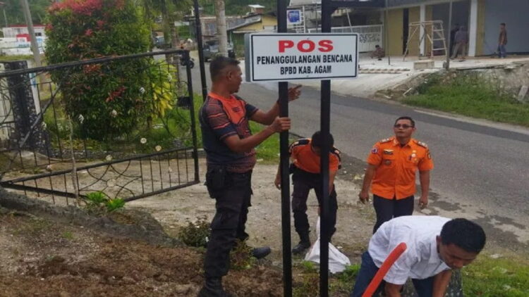 Satgas BPBD Agam sedang mendirikan plang Pos Penanggulangan Bencana di Kantor Camat Ampekkoto, Selasa (1/11). (Antara/HO-Dok BPBD Agam)