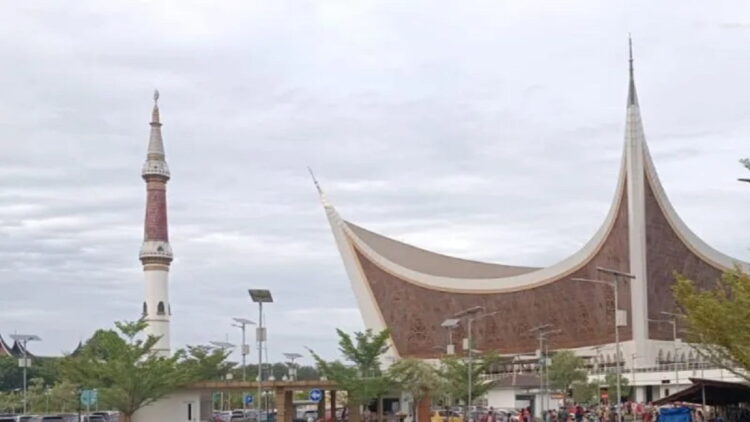 Masjid Raya Sumbar, salah satu destinasi wisata religi yang diharapkan bisa menarik minat wisatawan untuk datang ke Sumbar. (ANTARA/Miko Elfisha)