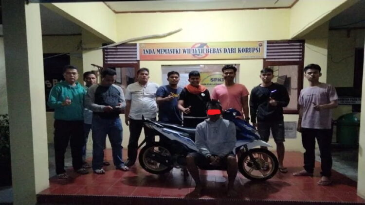 Pelaku pencuri sepeda motor di RSUD Lubukbasung beserta barang bukti. (Antara/HO-Dok Humas Polres Agam)