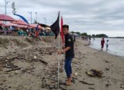 Antisipasi Keselamatan Pengunjung, Dispar Pasang Bendera Peringatan di Pantai Padang