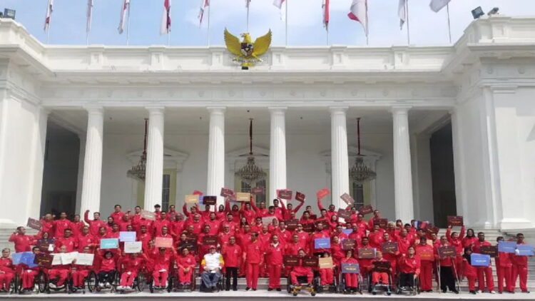 Presiden Joko Widodo yang didampingi Menteri Sekretaris Negara Pratikno dan Menteri Pemuda dan Olahraga Zainudin Amali di halaman Istana Merdeka, Jakarta, Senin (28/11). (ANTARA/Indra Arief Pribadi)